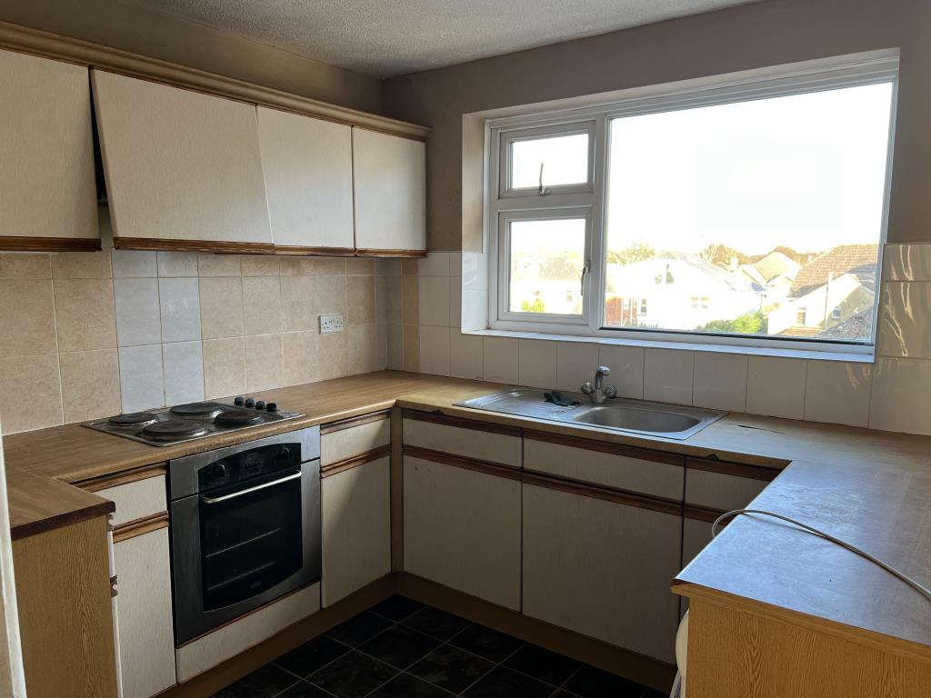Lot: 84 - TWO-BEDROOM FLAT WITH GARAGE - Kitchen